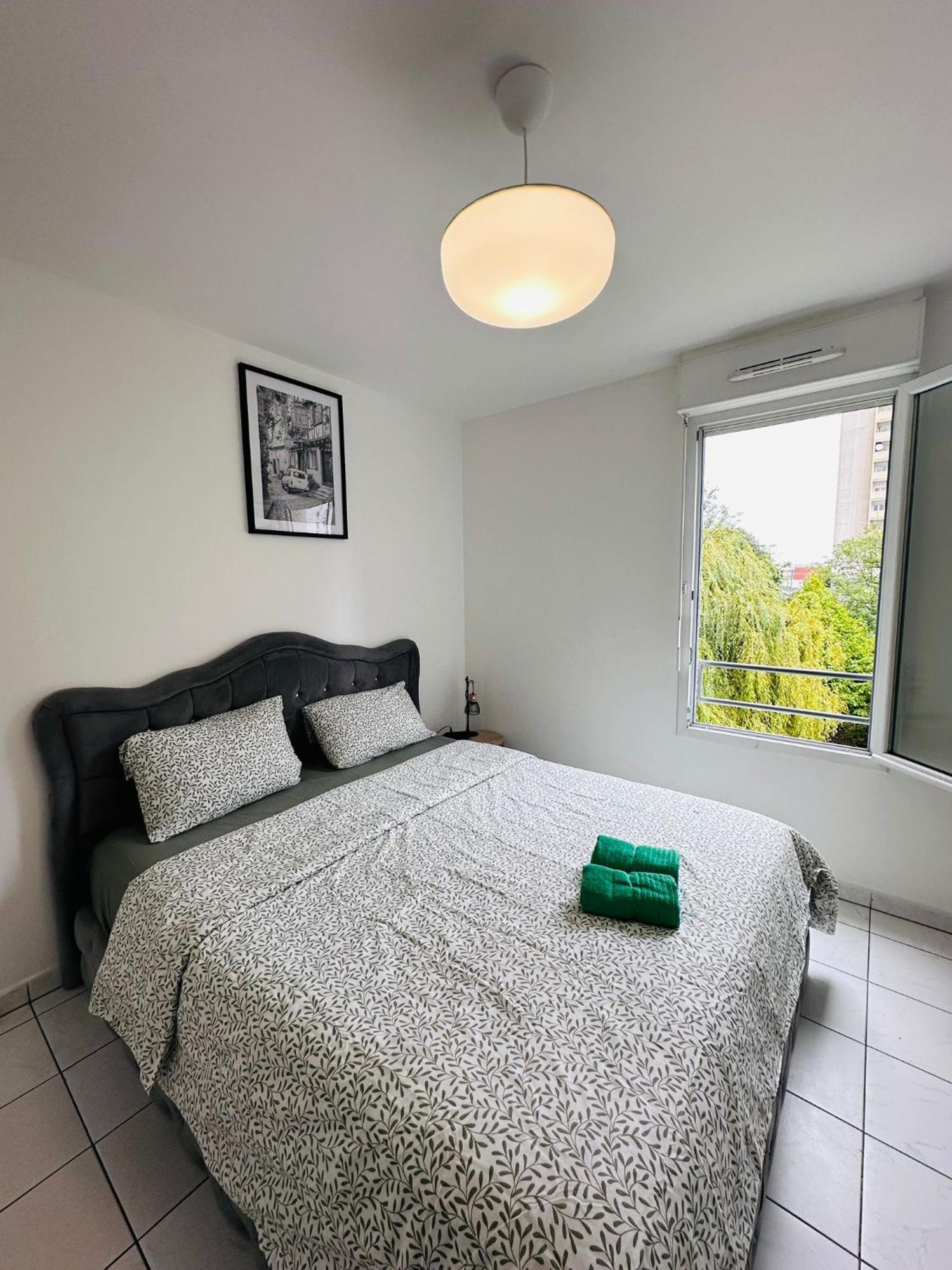 Sri-Indo Bobigny Paris Apartment Exterior photo